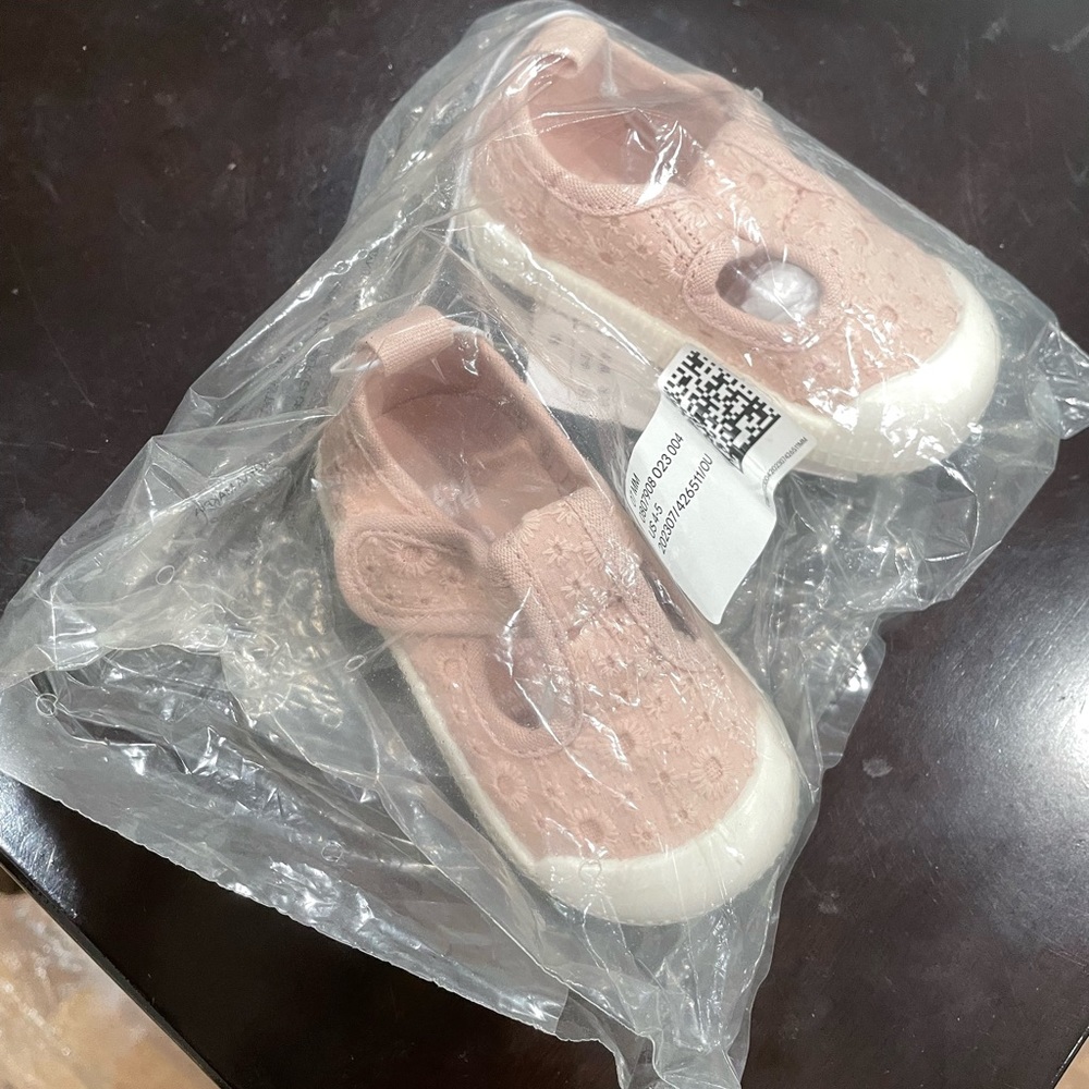 Pink baby shoes